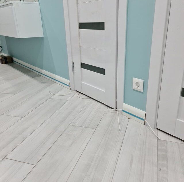 ламинат, светлый ламинат в прихожей, серый ламинат белые двери, ламинат с фаской в коридоре, alloc дуб светлый палуба 8531