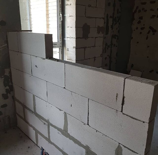 перегородка из газобетонных блоков 75 мм, перегородка из газосиликата 100мм, перегородки из пеноблоков, перегородки из газосиликатных блоков, кладка перегородок пеноблоков 100 мм