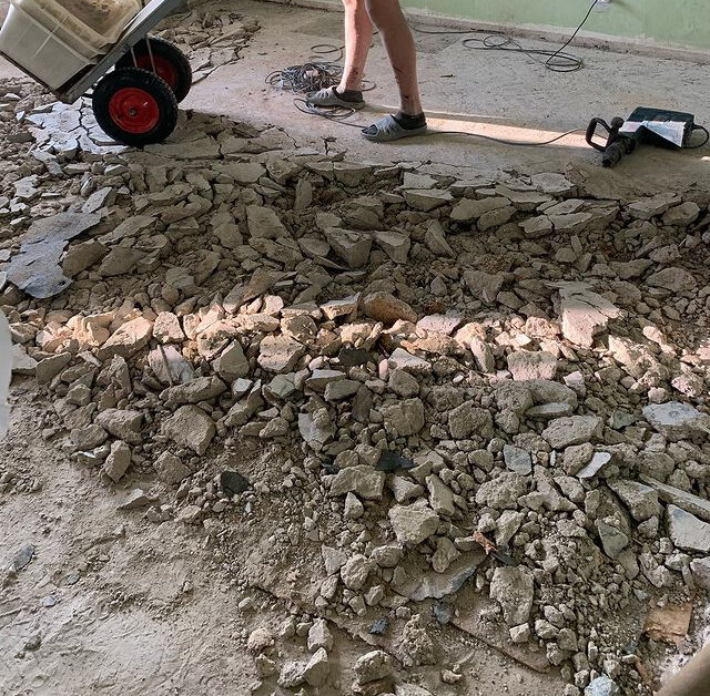 щебень, гравий, гравий во дворе, разгрузка щебня лопатами, щебень в строительстве