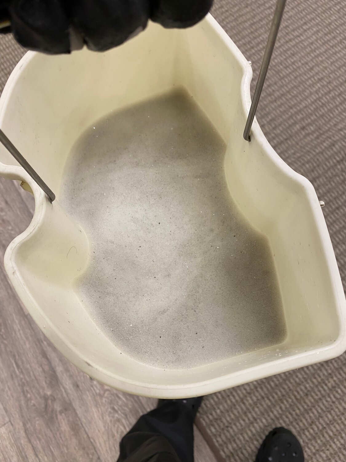 грязная вода после химчистки, чистка, ведро грязной воды, химчистка, вода после чистки мебели