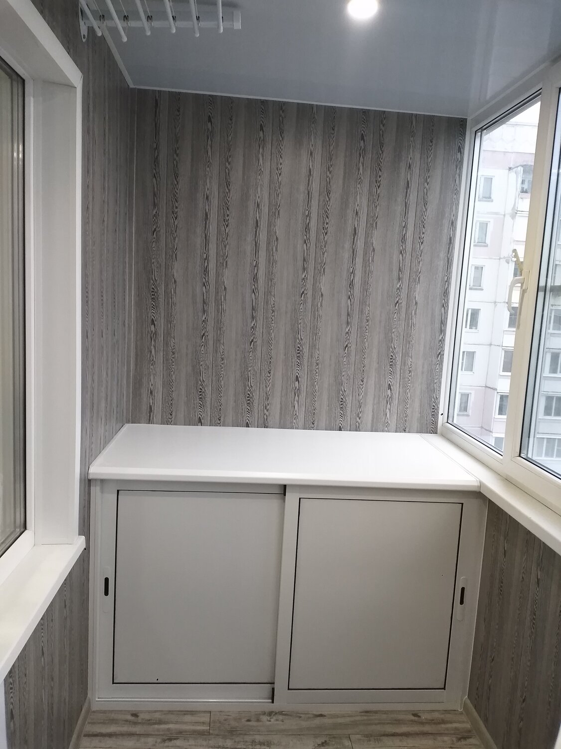 алюминиевый шкафчик на балкон, шкафчик на балкон, раздвижной шкаф на балкон, отделка балкона со шкафчиками, на балконе