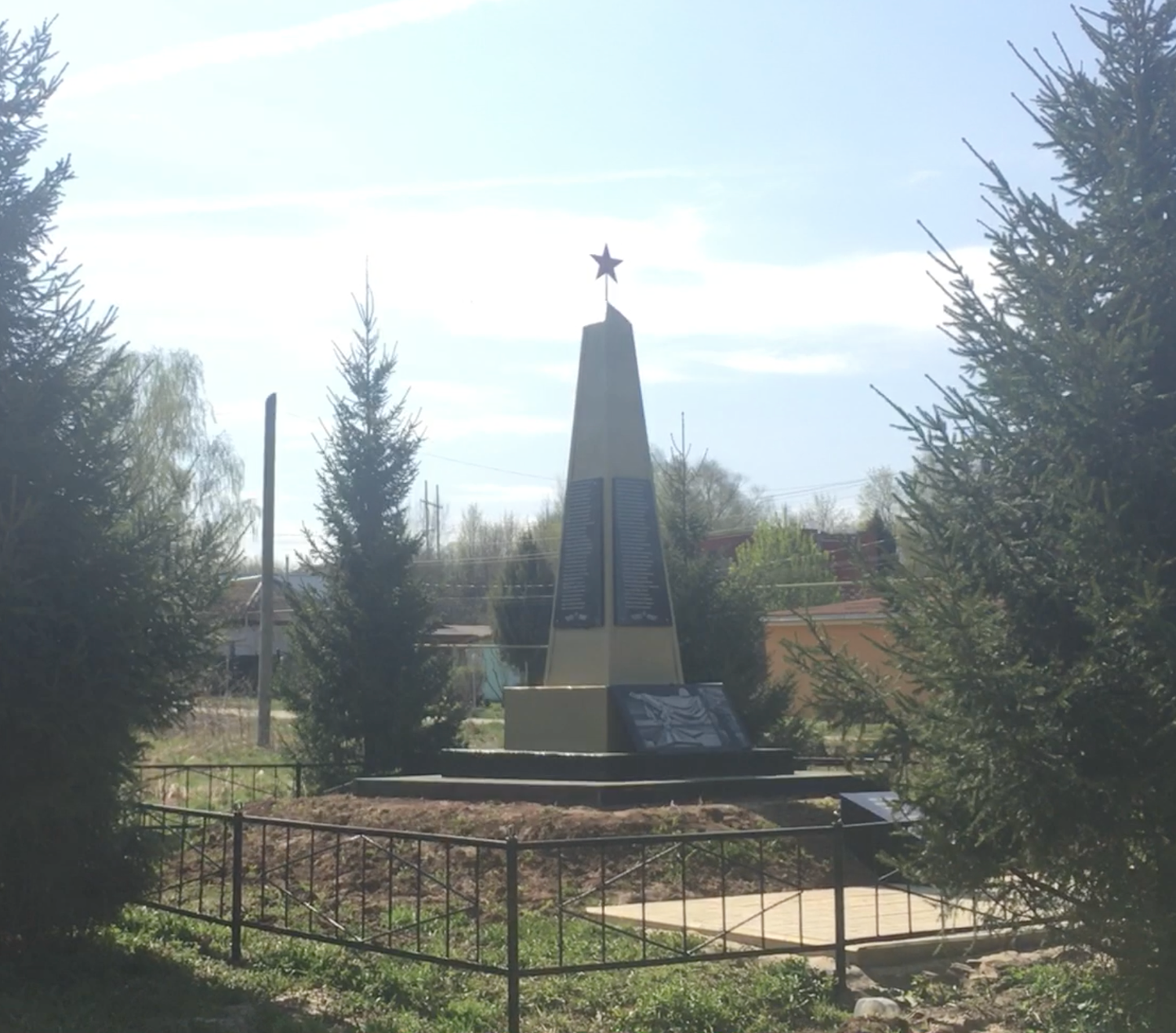памятник односельчанам погибшим в великую отечественную, обелиск памятник стелла великой отечественной войне, памятник погибшим, памятник, д. потаповка буда-кошелевского р-на. памятник погибшим воинам.