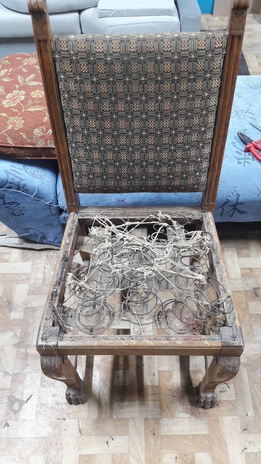 мебель, старая мебель, антикварная мебель, стул с обивкой гвоздиками, стул антикварный