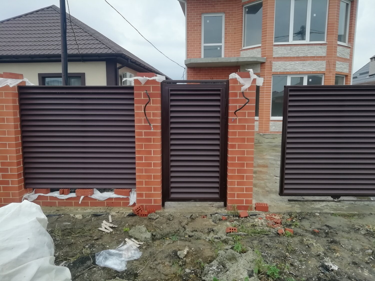 забор жалюзи металлические, роллетные ворота, забор жалюзи с кирпичными столбами, забор жалюзи монтаж, забор жалюзи кованными элементами