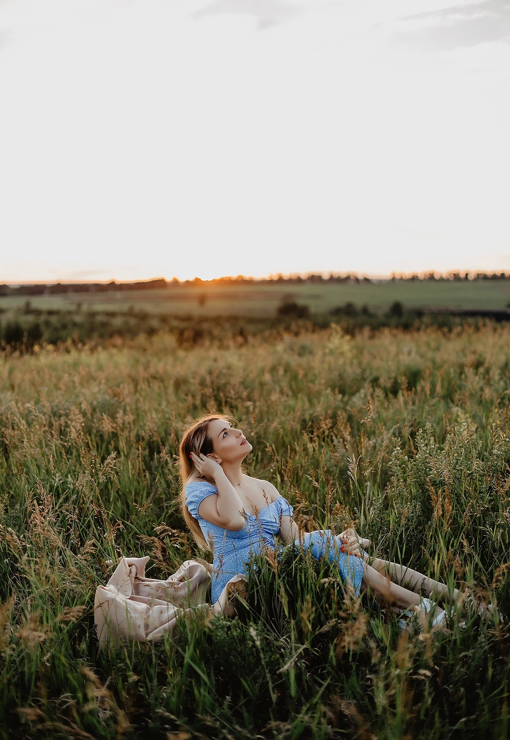 девушка в поле фотосессия, поле девушка, девушка лежит в поле, девушка, человек