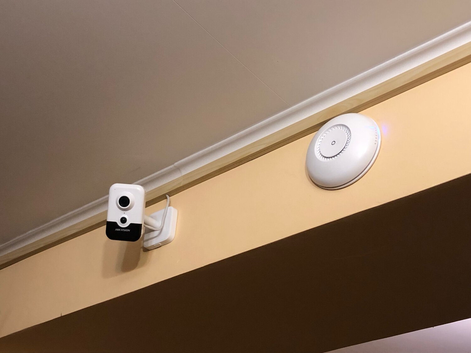 купольная камера на потолке, mikrotik cap mini, камеры видеонаблюдения в поезде, микротик cap ac, магнитный замок скуд