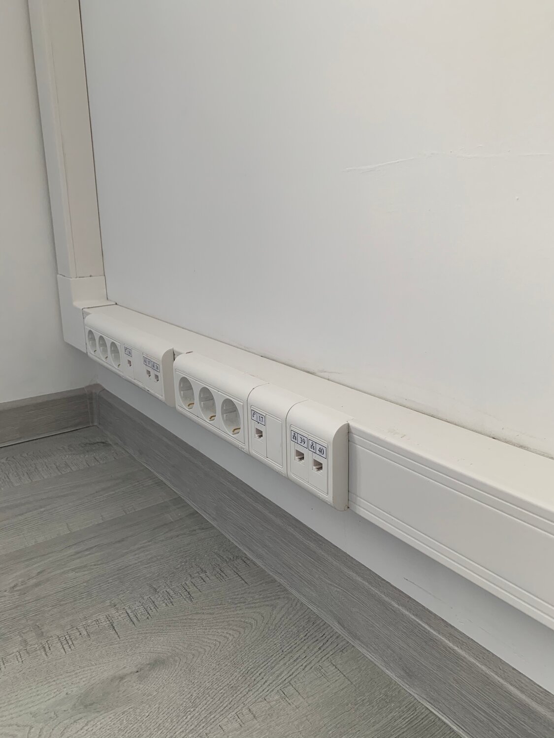 розетка в кабель канал legrand 100х50, кабель каналы дкс c розетками, кабель канал дкс 100х50 с розетками, кабель канал со встроенными розетками, кабель канал с розетками