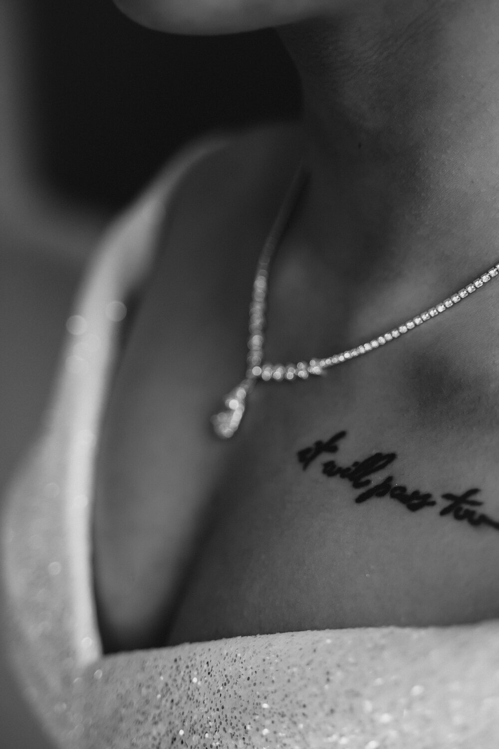 татуировки на ключице, тату надпись на ключице, тату amor на ключице, татуировка на ключице надпись, татуировки на ключице женские