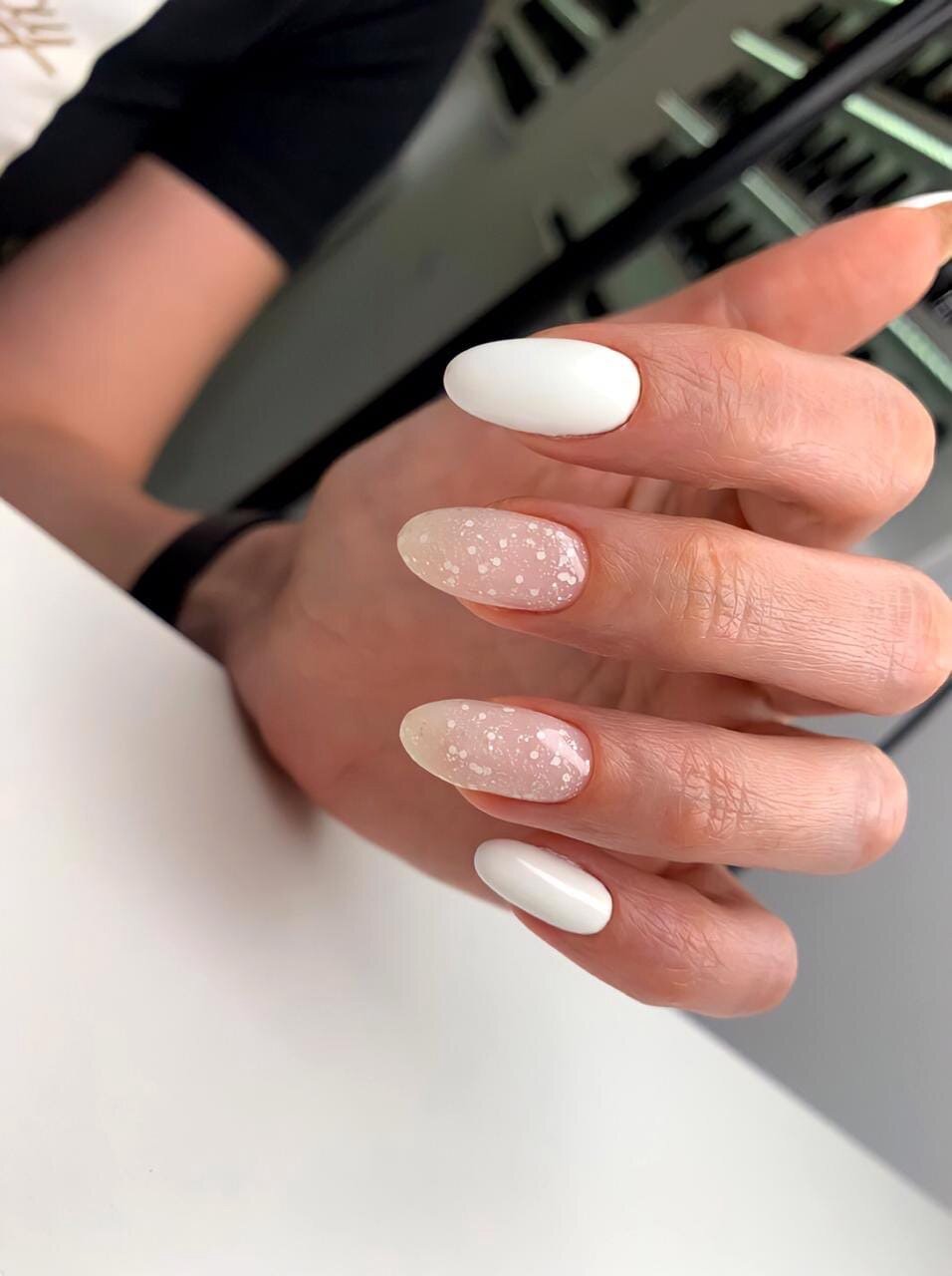 маникюр, глянцевый нюдовый маникюр, комбинированный маникюр, маникюр в светлых оттенках, маникюр маникюр