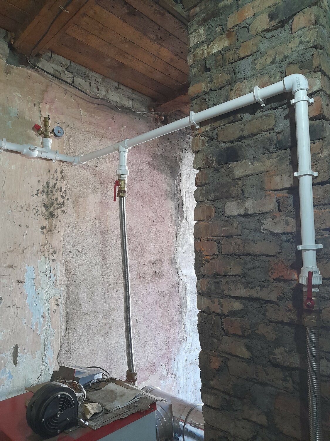 разводка газовых труб в частном доме, водопровод из стены дома для постоянного про, монтаж водопровода, газовая труба в стене, трубы водоснабжения