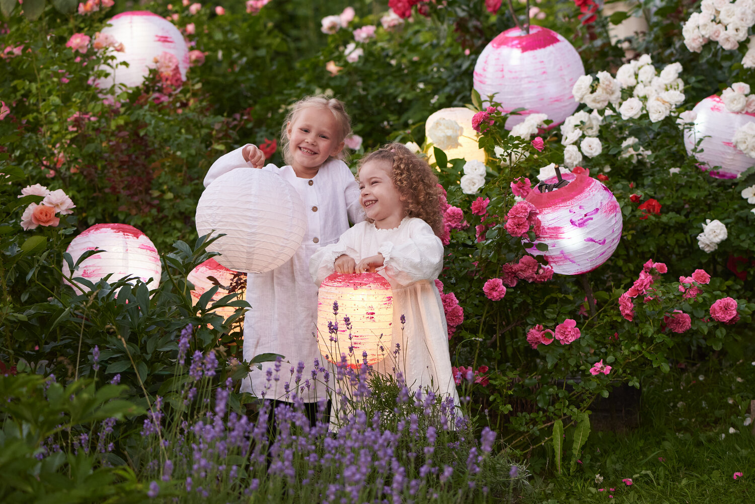 девочка на прогулке 8 месяцев, поливать цветы, маленькая девочка, цветы, большой мир