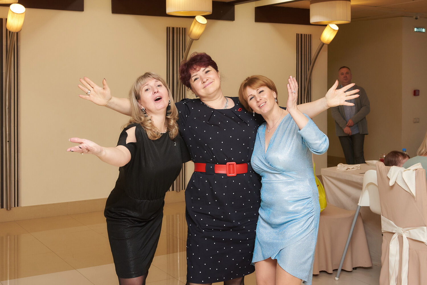 тамада на праздник, женщина, ведущий на свадьбу, человек, новый год корпоратив в ресторане