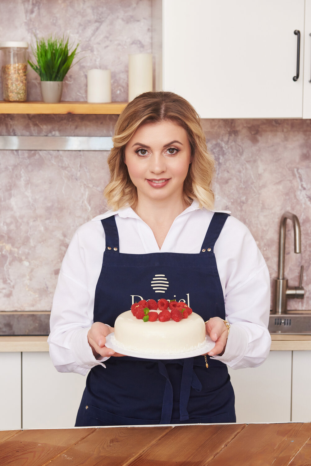 еда, женщина, держит торт, молодая женщина, выпечка