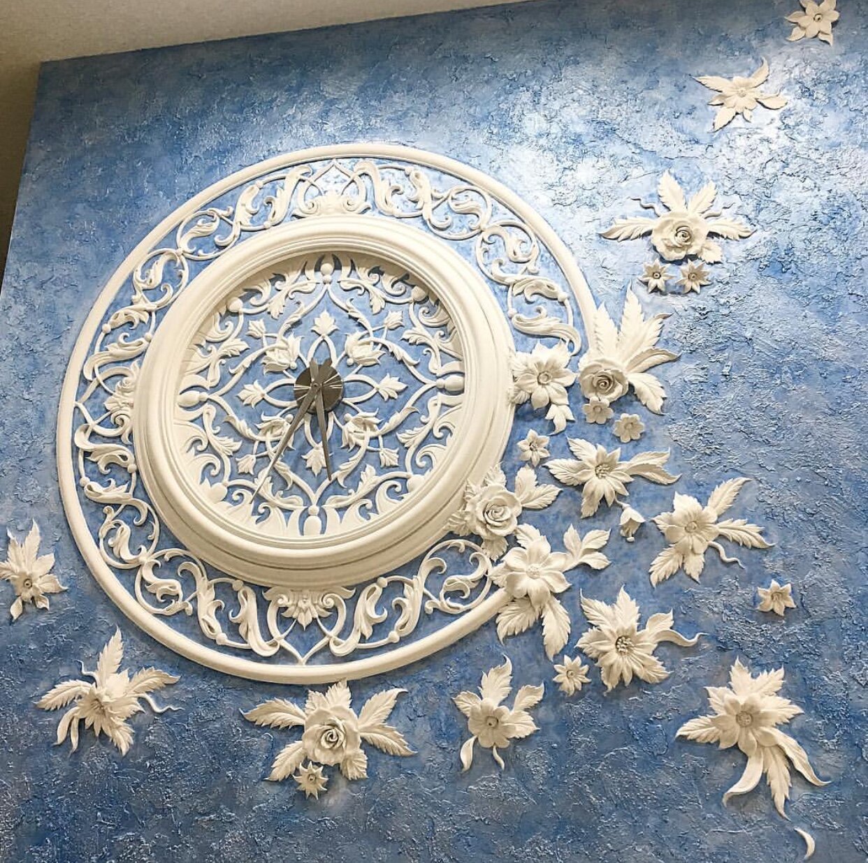розетка лепнина, лепнина, филигрань орнамент соборное окно, лепной декор, потолок лепнина
