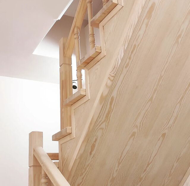 лестница деревянная, лестница из лиственницы, лестница сосна, деревянные лестницы на второй этаж калининград, монтаж деревянной лестницы