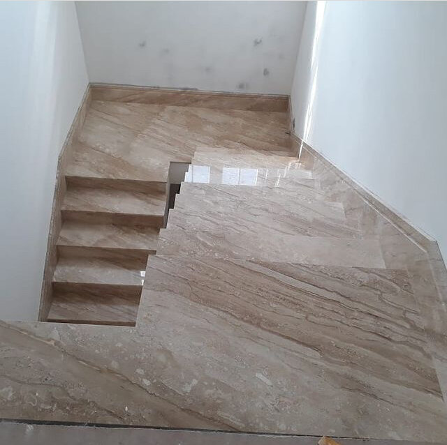 монолитная лестница, облицовка бетонной лестницы, бетонная лестница, поворотная лестница из бетона отделка, монолитная лестница с площадкой