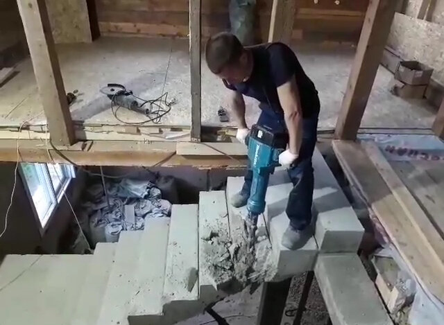 лаги в газобетонном доме, пилит на стройке, строительство или ремонт, лаги для пола в бане, пол из арболита по деревянным лагам