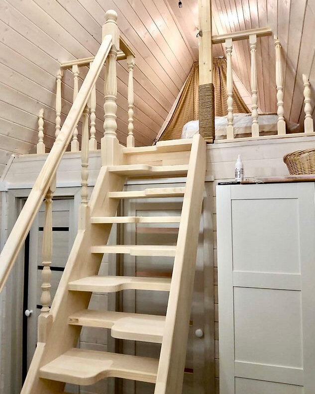 деревянная лестница, деревянная лестница своими руками, деревянная лестница на косоурах, деревянные лестницы на второй, одномаршевая лестница гусиный шаг