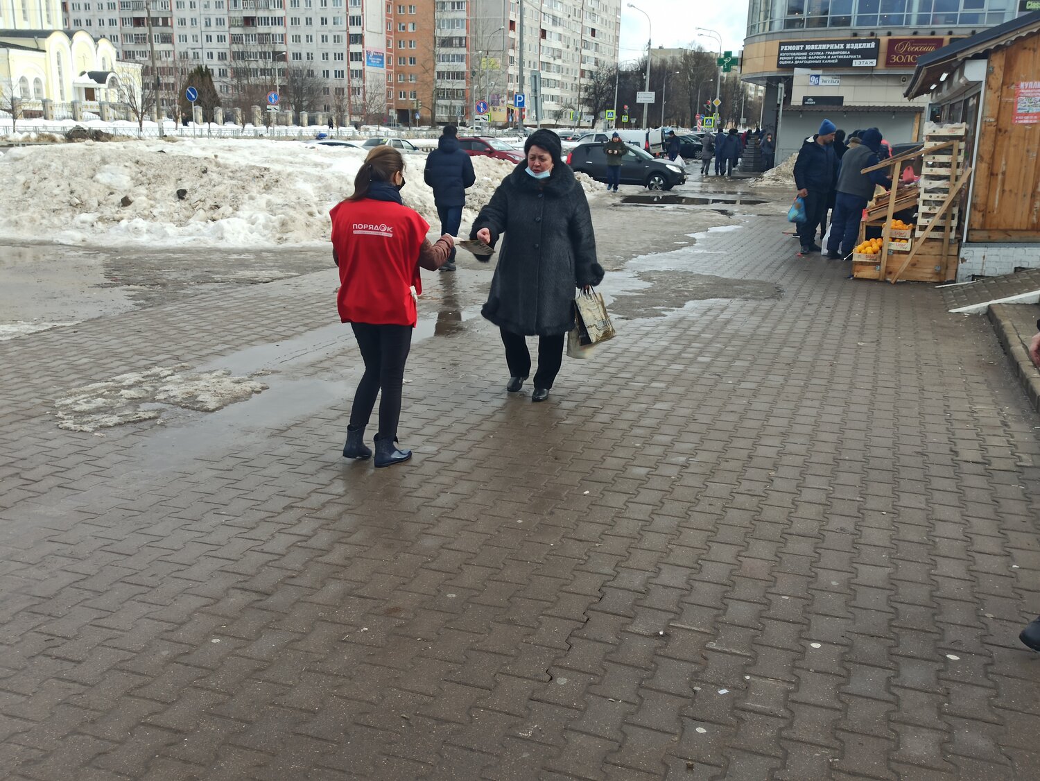 тротуар, улица, гололед на тротуаре, верхняя одежда, пешеходная зона