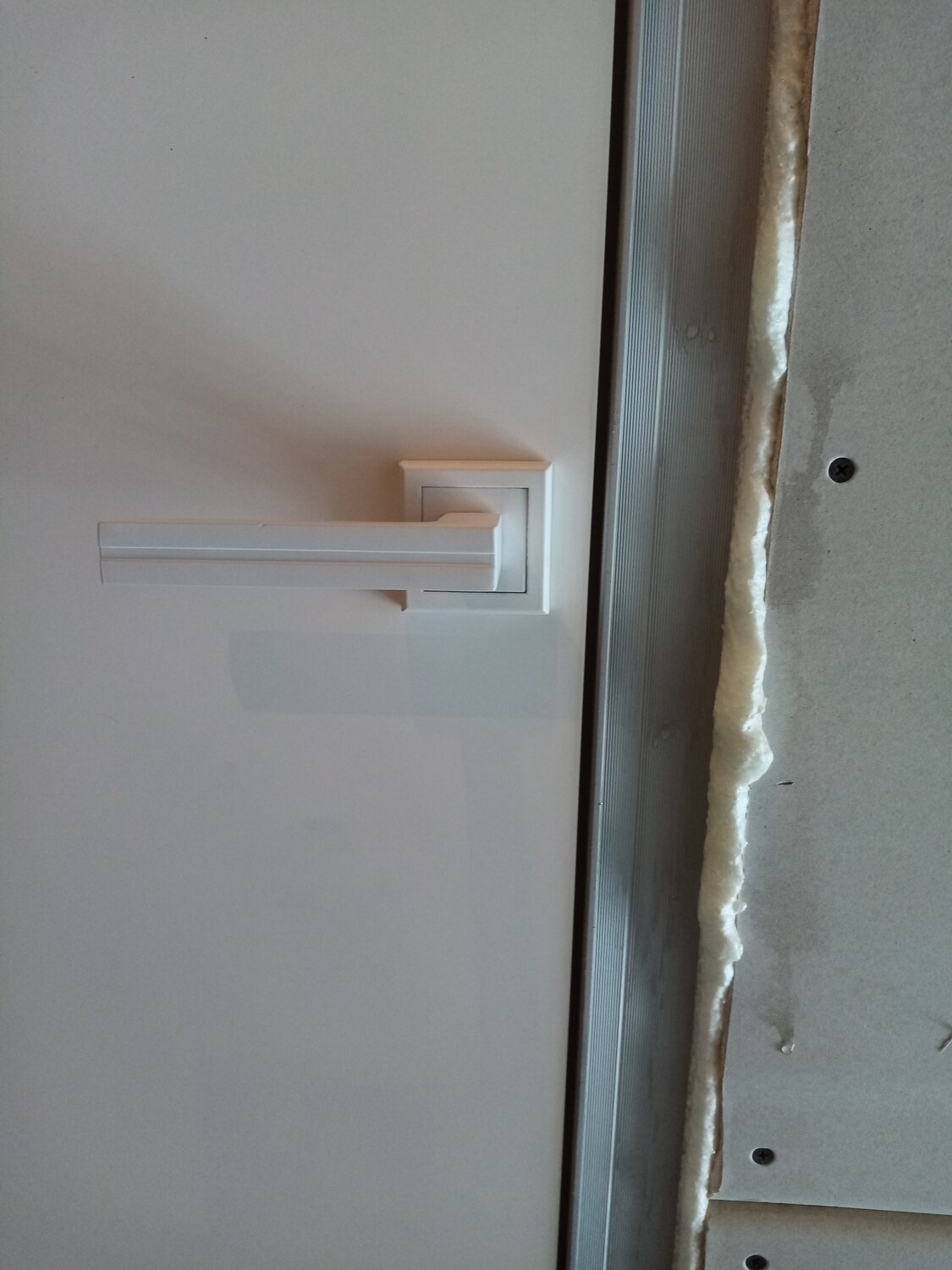 двери скрытого монтажа, отделка откосов, замки блокираторы для шкафа-купе от детей, скрытый короб, ручка для двери