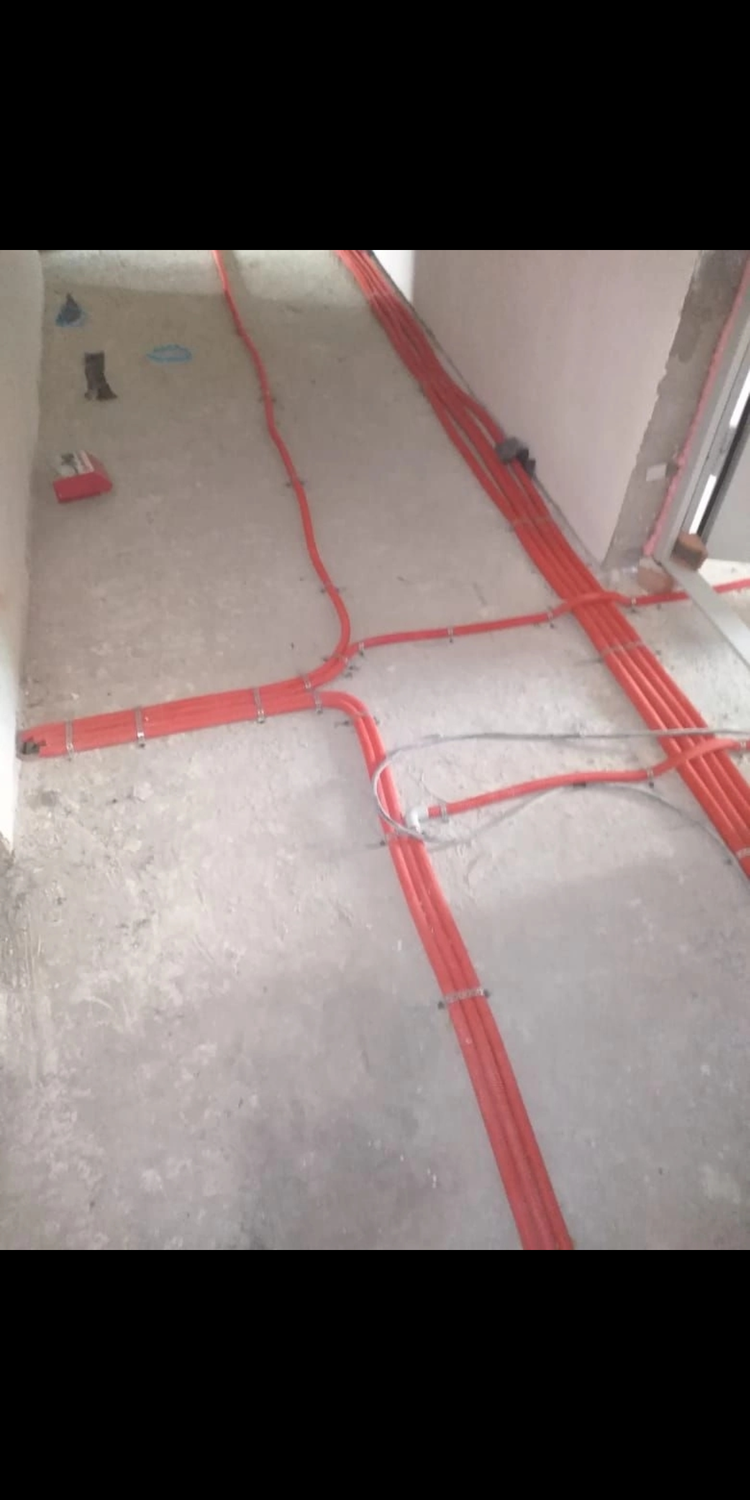 монтаж электропроводки в квартире, монтаж электрики по полу, разводка электрики в квартире, монтаж электропроводки, электрика в квартире