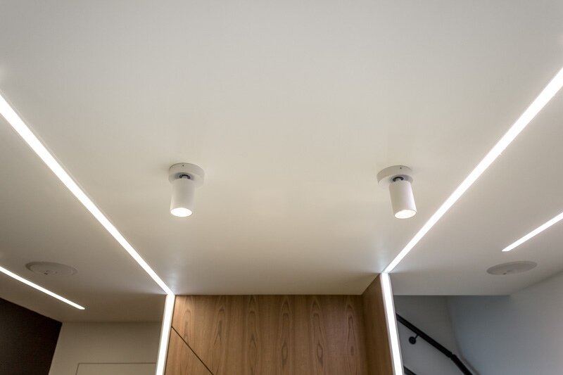 Цены на Натяжные потолки с трековыми светильниками в Казани - Потолки К-Сервис