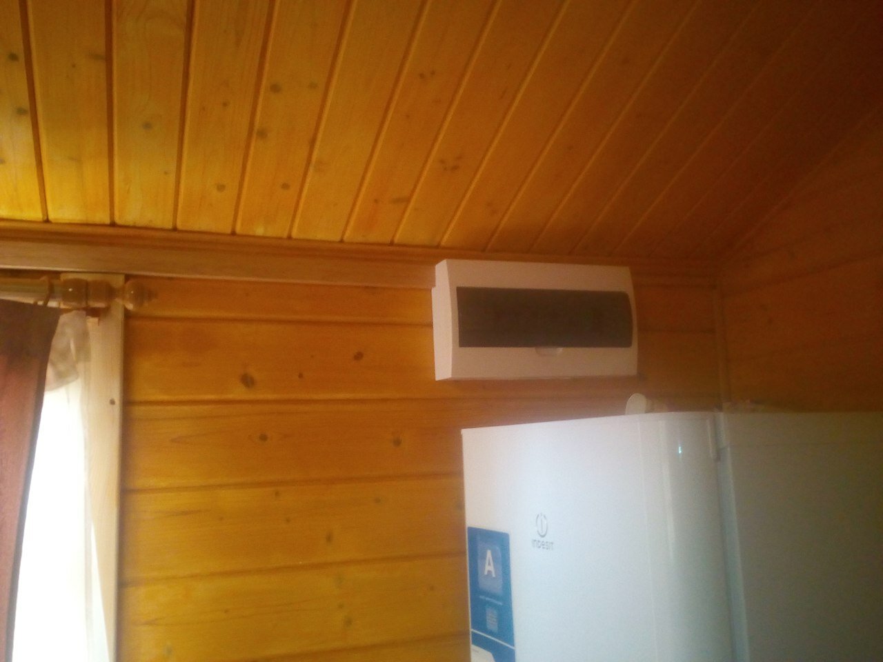 кондиционер в деревянном доме, кондиционер, кондиционер в бревенчатом доме, электрика дачного дома, электрика в бане