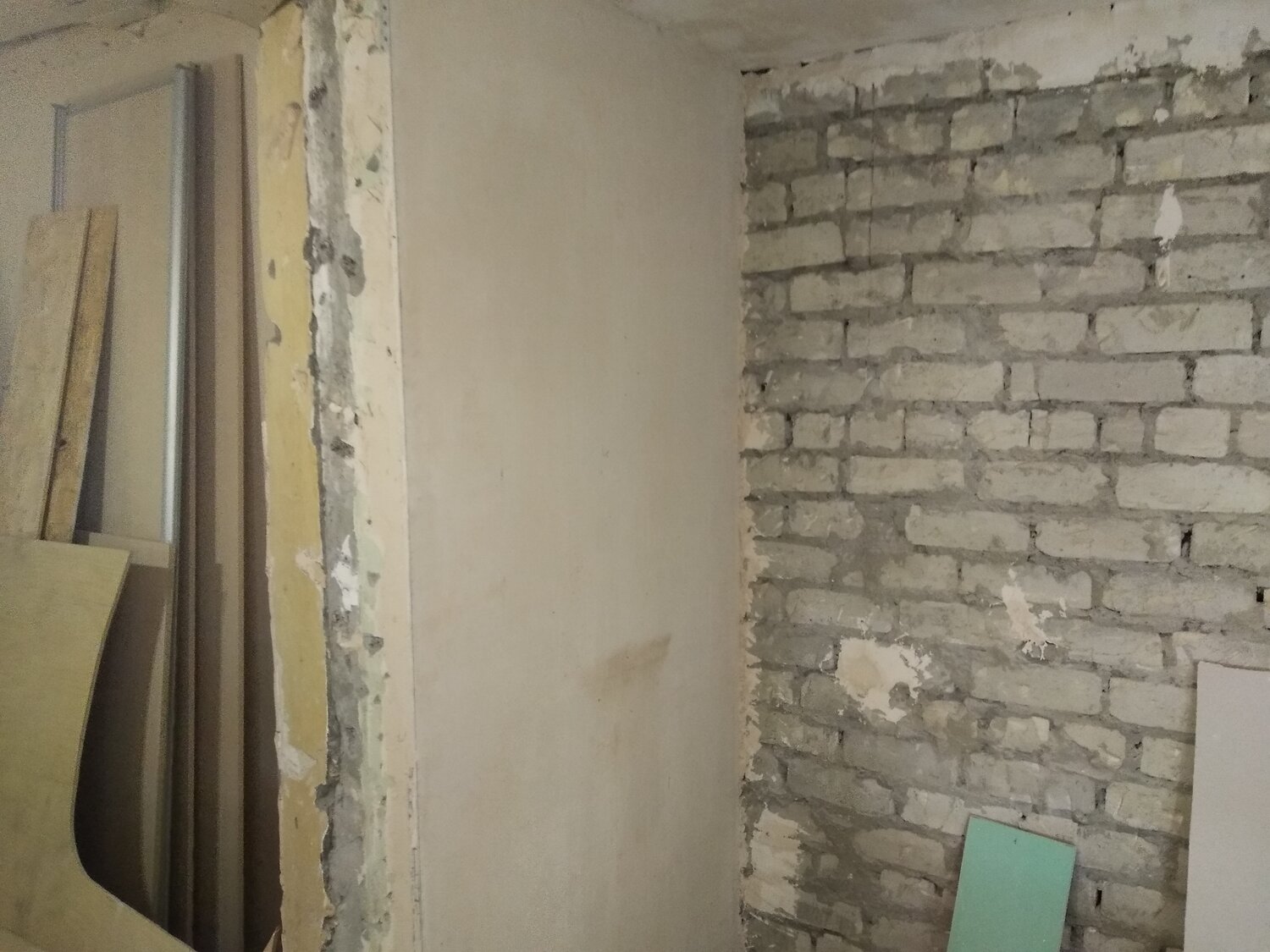 черновая кладка кирпича перегородки, штукатурка стен квартиры до и после, гипсовый кирпич на пеноплекс, квартира, гипсовая штукатурка ротбанд