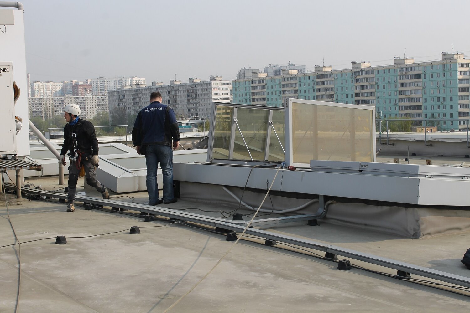 лоток для плоской кровли, площадки вокруг оборудования на кровле, кровля, покрытие плоской крыши, перила на крыше многоэтажного дома