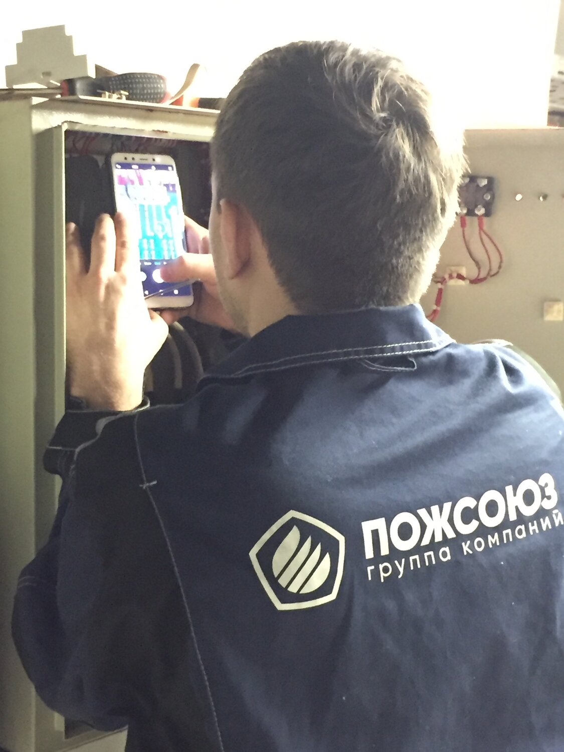 охранник, робот сторож охранник, сотрудник полиции, дежурная часть охраны, охрана банка