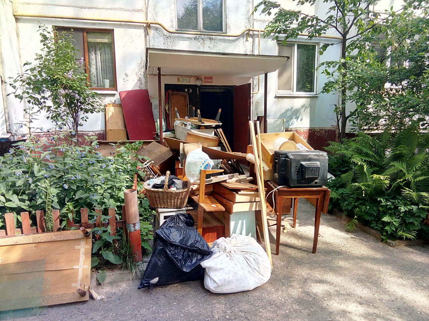 хламовозов вывоз старой мебели, во дворе, мусор, хлам, магазин в жилом доме вывоз мусора