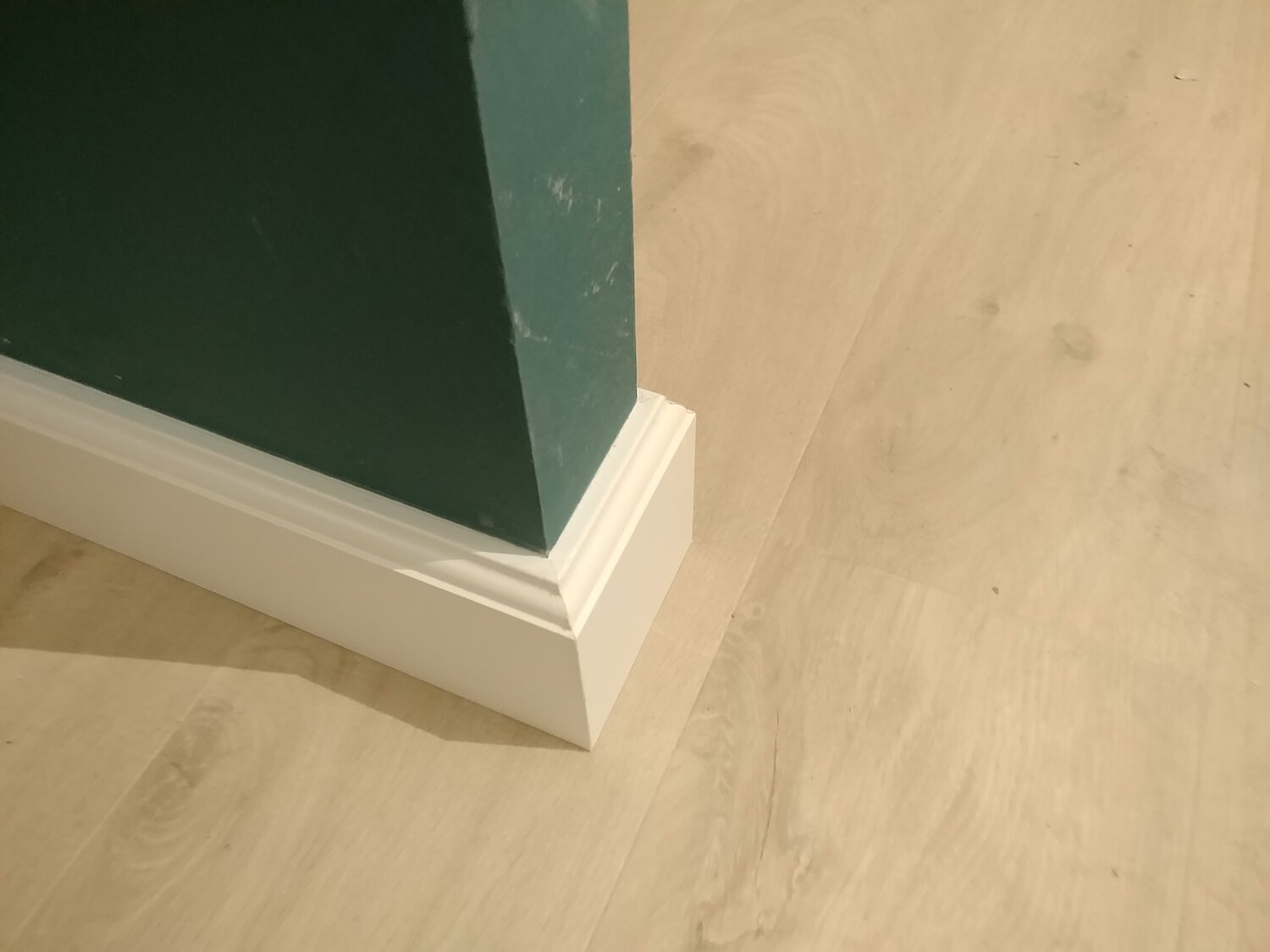 Установка плинтуса в Москве - Укладка полов и напольных покрытий ...