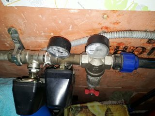 редуктор давления воды в системе водоснабжения в квартире, редуктор регулятор давления воды в системе водоснабжения, реле сухого хода для скважинного насоса, водоснабжение, реле давления с сухим ходом воды для насоса