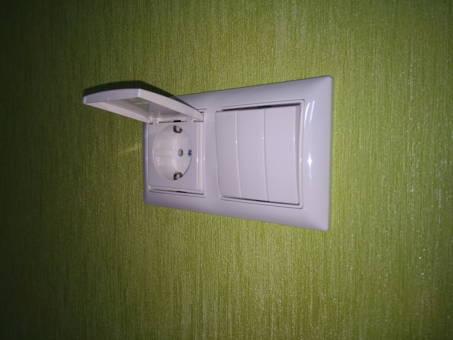 выключатель света в квартире, розетки и выключатели в квартире, надёжные розетки и выключатели наружные, розетки и выключатели, выключатель