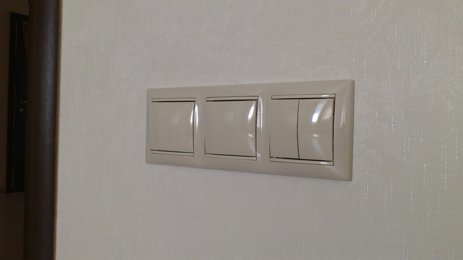 выключатель, розетки и выключатели legrand valena, легранд двойной блок выключатель, легранд валена в интерьере, блок- выключатель одноклавишный тройной