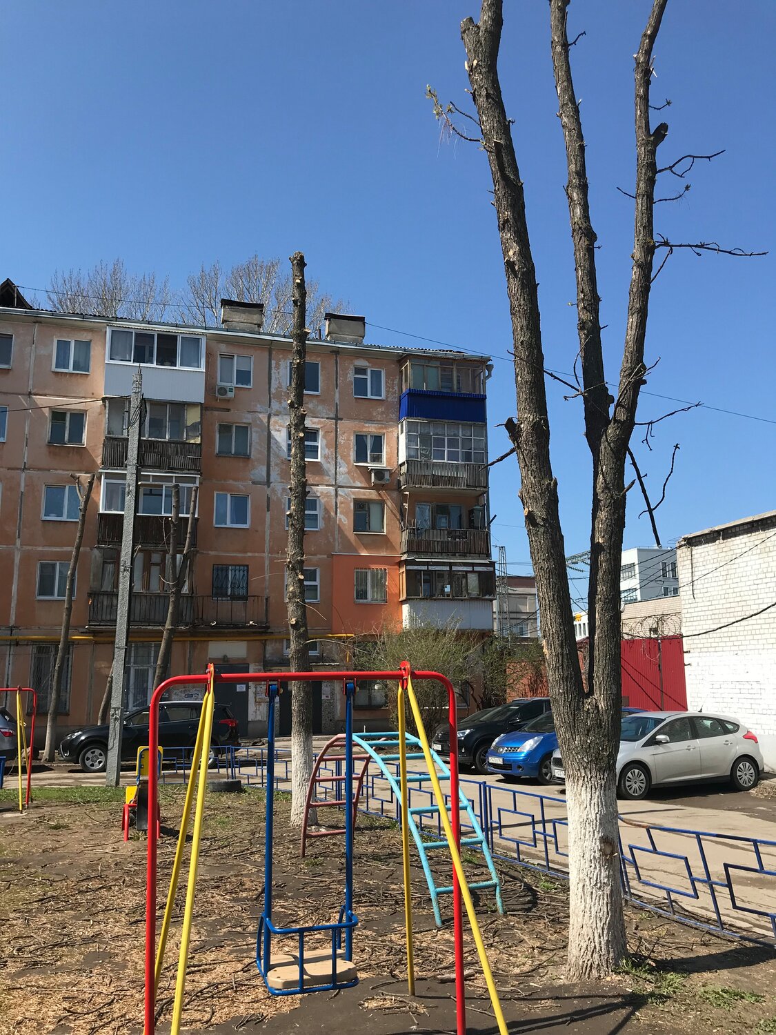 двор, детская площадка, улица, на детской площадке, многоквартирный дом