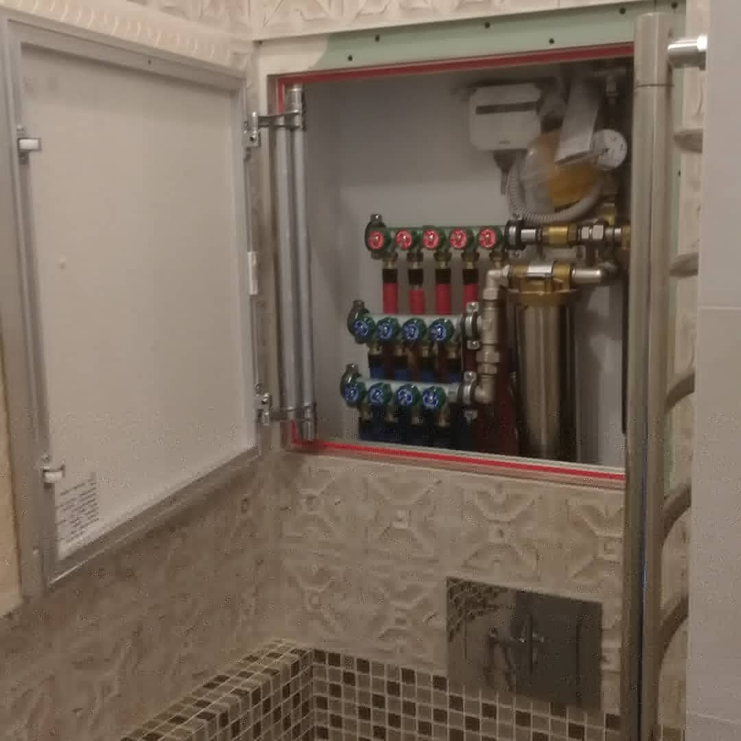 коллекторный шкаф для водоснабжения, люк для сантехнического шкафа, краны в сантехнический шкаф, ревизионный люк под вытяжку газового котла, ревизионный люк