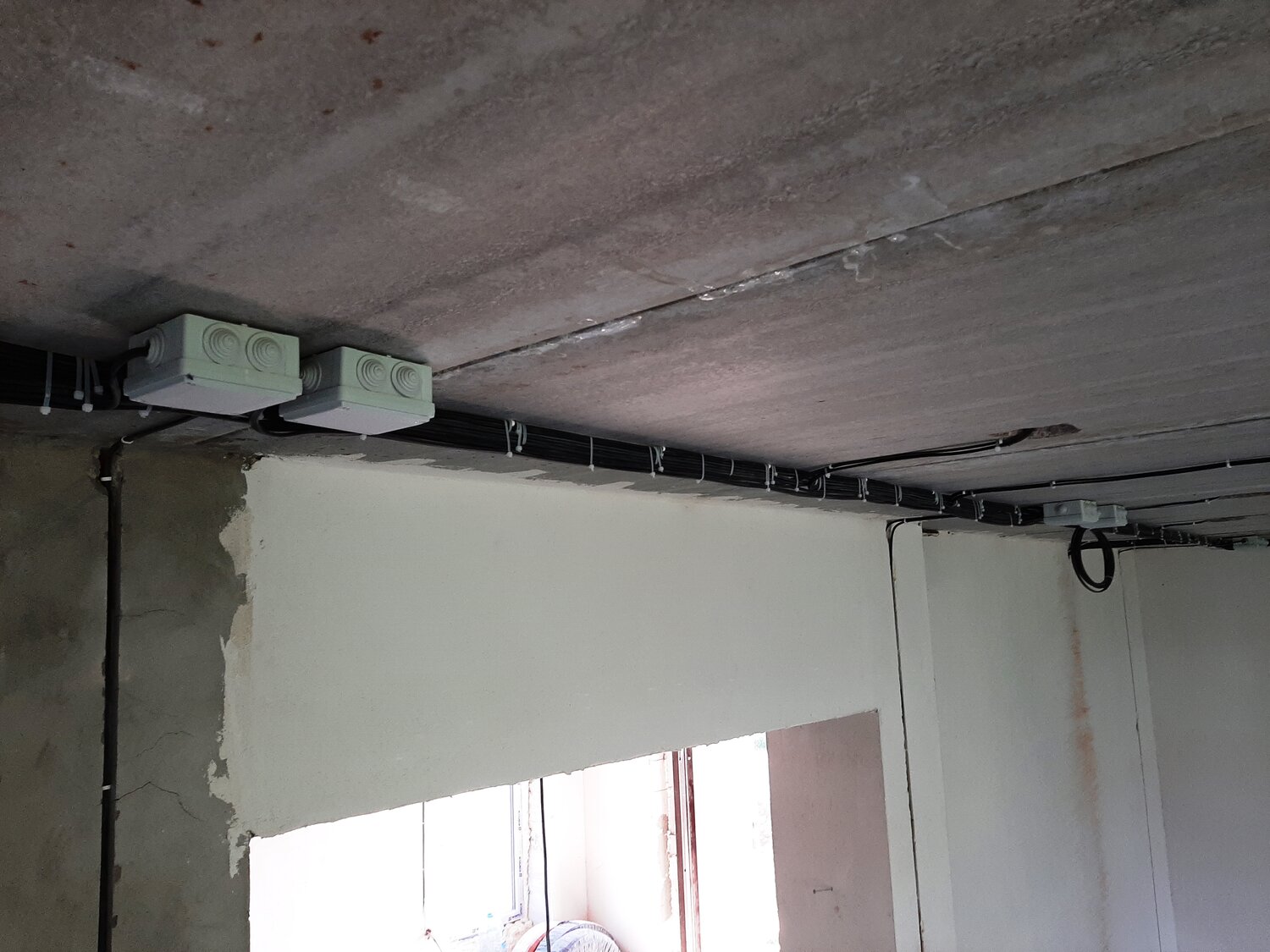 электромонтажные работы, электрика по потолку, электромонтаж, некачественный электромонтаж, монтаж электропроводки в квартире под потолком