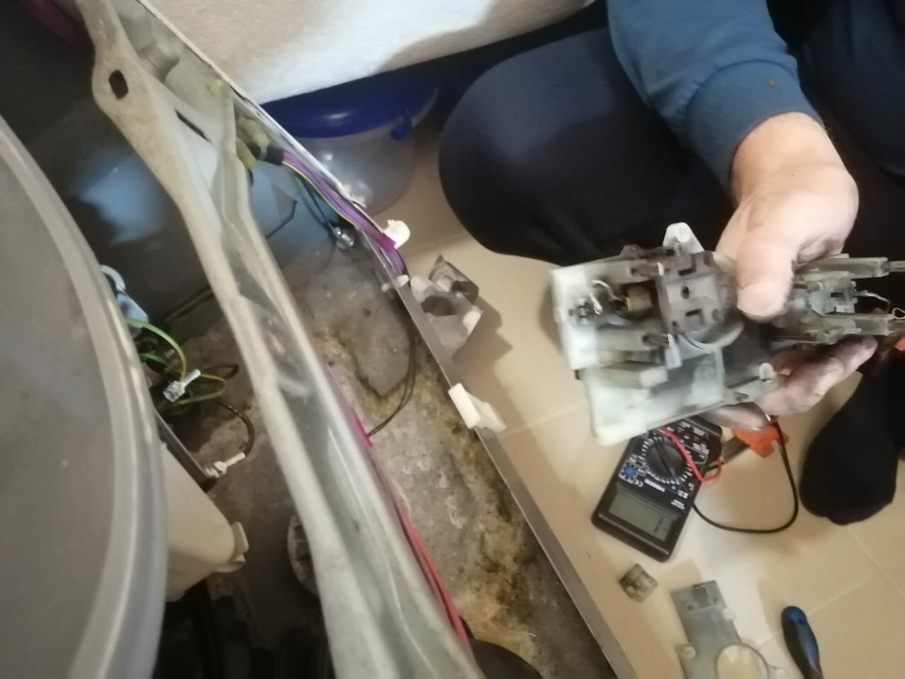 замок водительской двери вингроад, замок водительской двери заедает mazda 3, замок открывания двери фольксваген б3, тросики регулятора печки тойота, замок двери