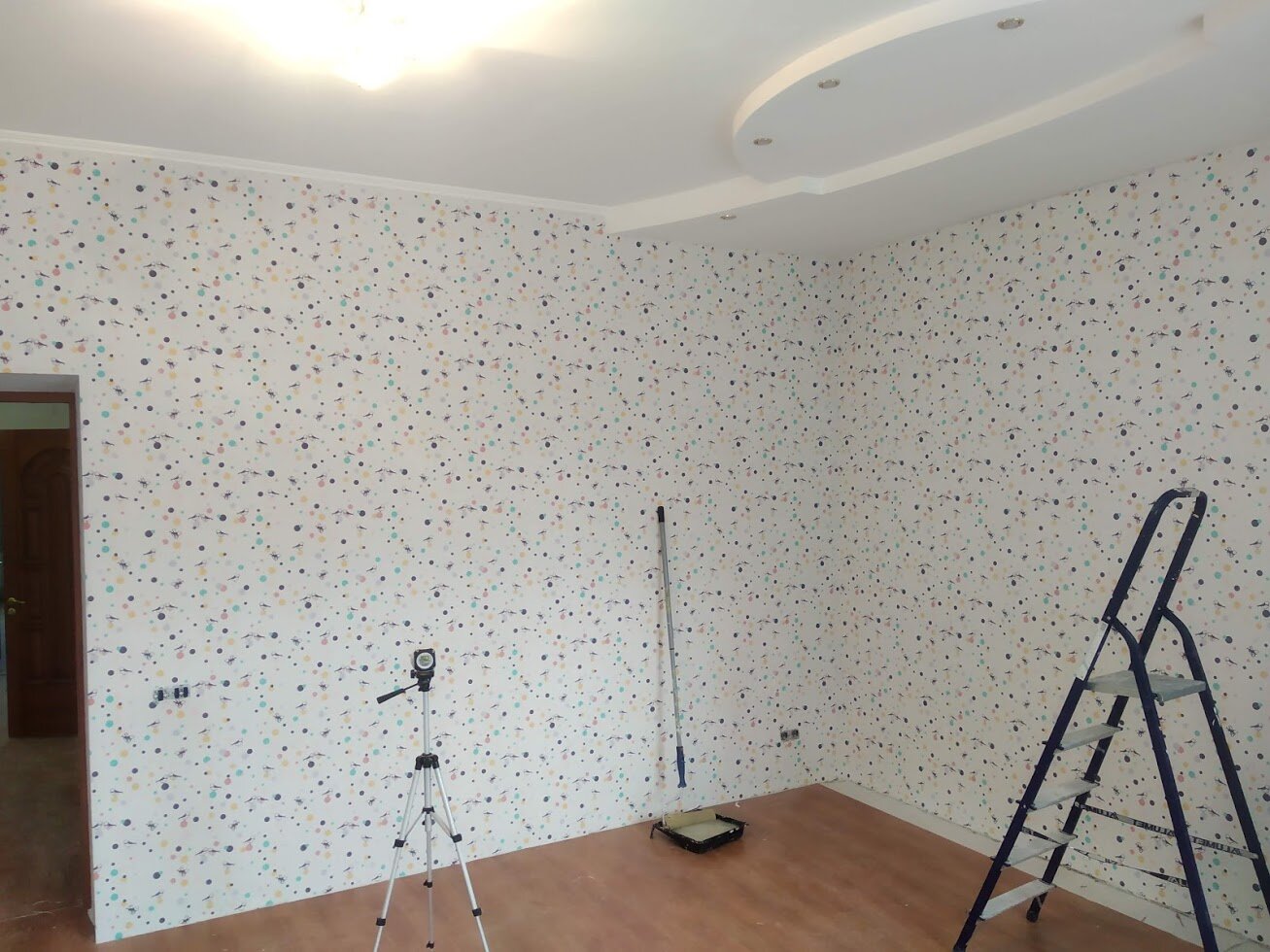 готовые стены для поклейки обоев, поклейка обоев, поклейка обоев в квартире без мебели, стен, стяжка поклейка обоев