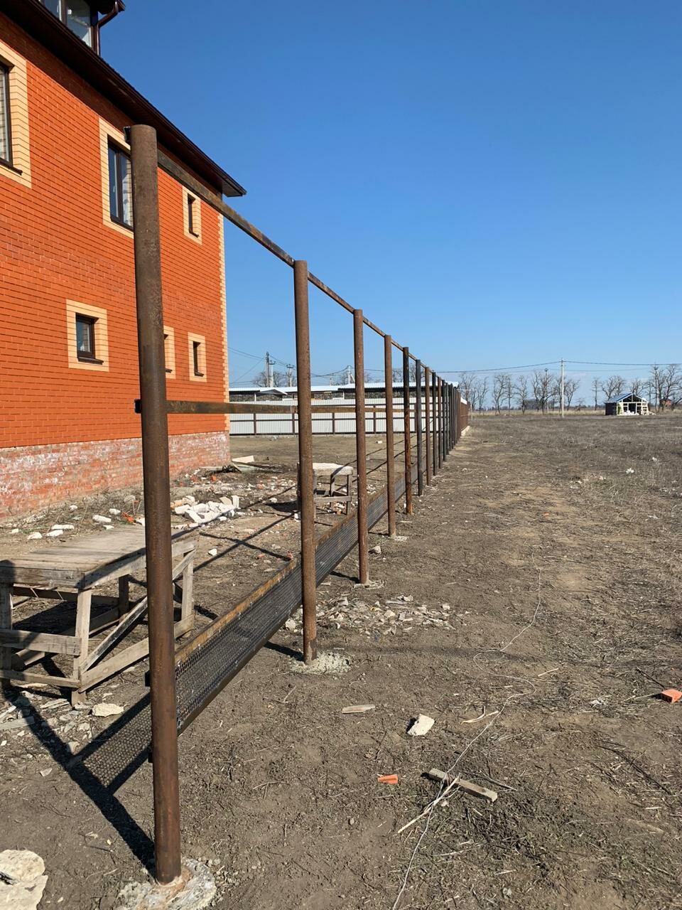 Монтаж металлических столбов для заборов и ограждений