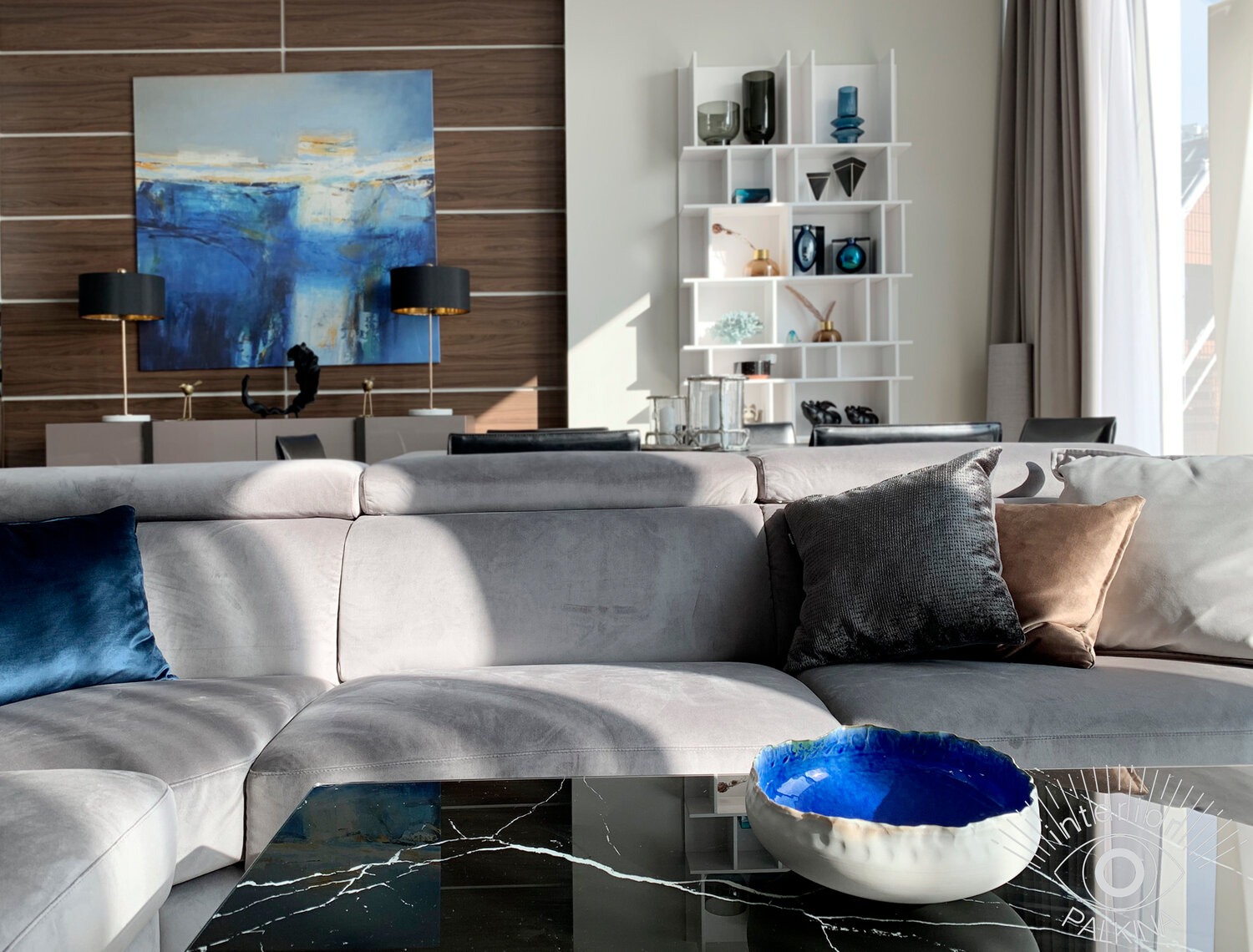 диван minotti alexander, гостиная с синими акцентами, дизайн интерьера, интерьер, гостиная в серо синих тонах
