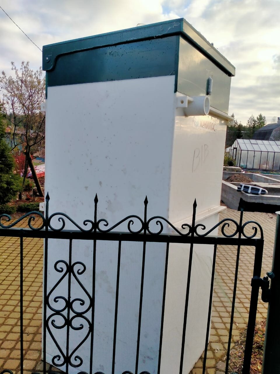 забор, кованый забор с бетонными столбами, забор из профильной трубы с элементами холодной ковки, ворота, чугунный кованый забор