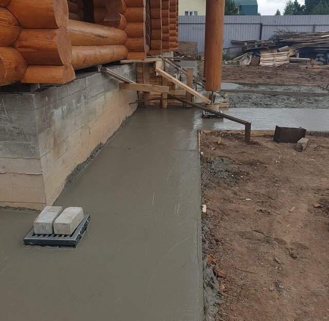 фундамент под сруб, дренажная система цокольного этажа, отливы для отмостки фундамента, стяжка фундамента, отмостка вокруг бани на сваях