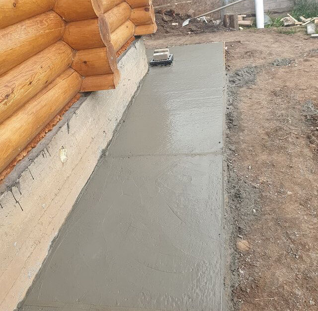 отмостка, отмостка вокруг бани, отмостка стяжка, отмостка дома со столбчатым фундаментом, отделка отмостки вокруг дома