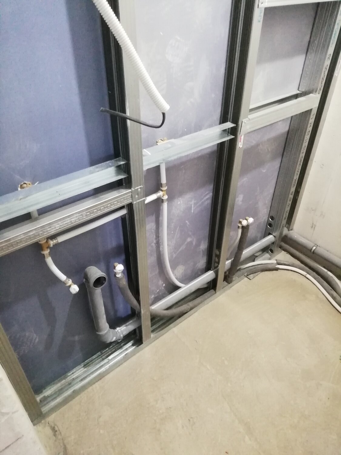 прокладка труб в гипсокартонных перегородках, каркас короба для труб, каркас в ванной под панели, канализация в гипсокартонной перегородке, водорозетки в каркасе гипсокартона