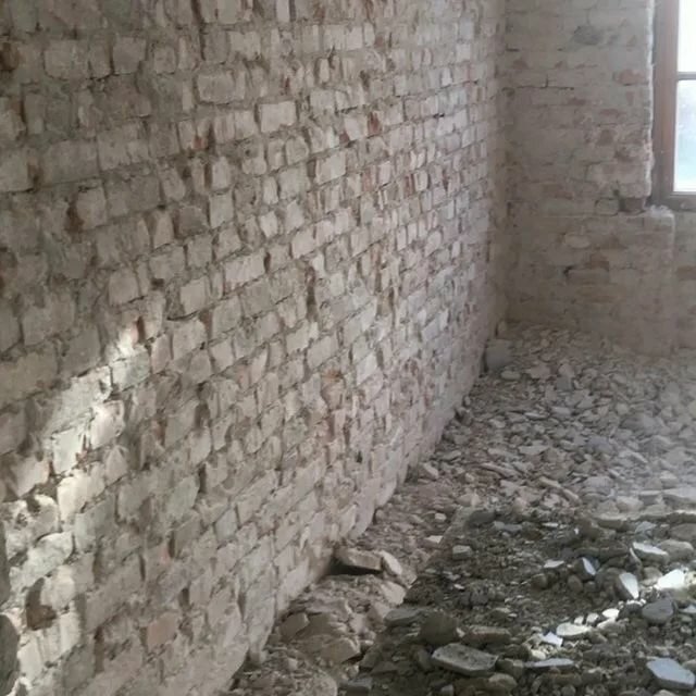 штукатурка, крашеный старый силикатный кирпичный дом, стен, демонтаж во владикавказе, кирпич
