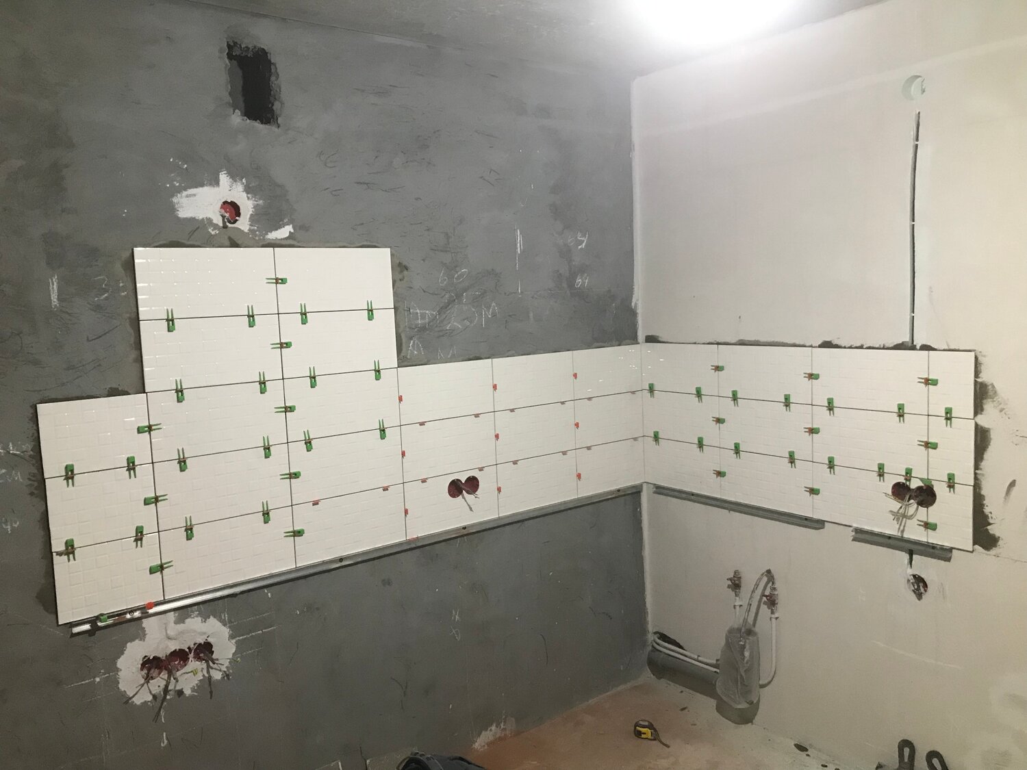 укладка плитки, край плитки на стене, канашка под кафель ремонт, укладка керамической плитки, укладка кафеля