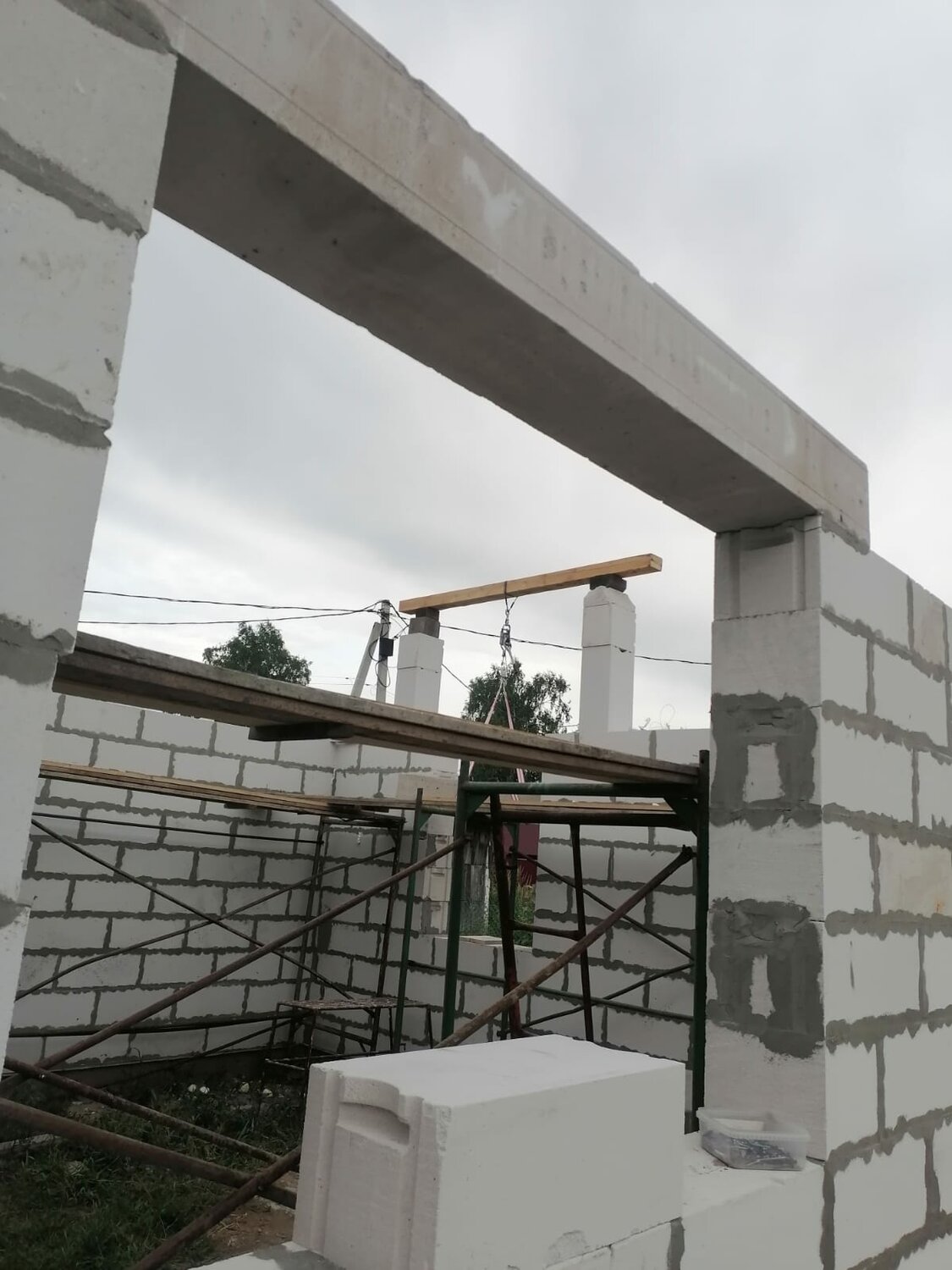 ж/б перемычки в 400 газоблоке, перемычки для газобетонных блоков над окнами, металлическая перемычка перегородки блок газосиликат 100 мм, перемычки для газобетонных блоков, перемычка из газобетона 75 арматура