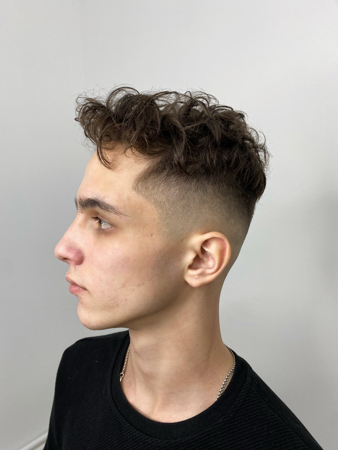мужские прически, мужские прически для кудрявых волос, razor fade стрижка, модные мужские стрижки, прическа полубокс